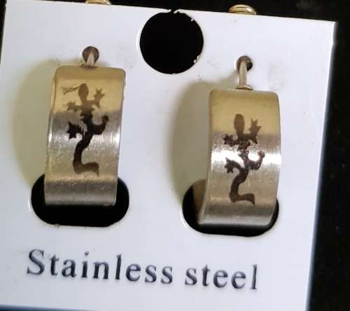 STUNNING STAINLESS STEEL UNISEX  HUGGIES LIZZARD STUD EARRINGS