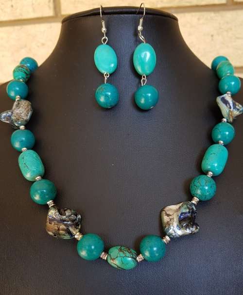 Gorgeous Turquoise Single String Necklace &  Earrings Set