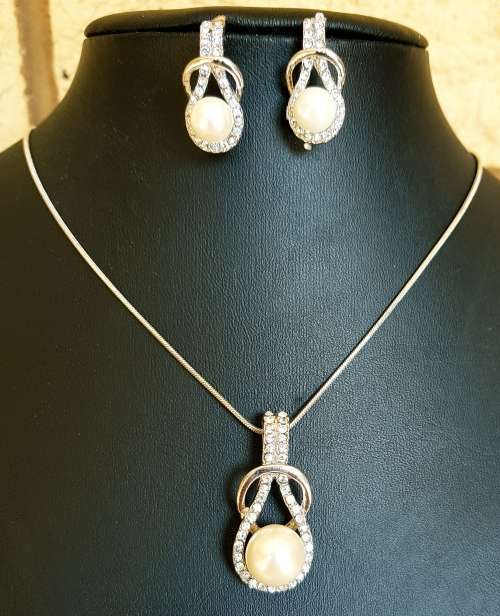 Beautiful Crystal Rhinestone & Faux Pearl Drop Silver Filled Pendant Necklace Earrings Set