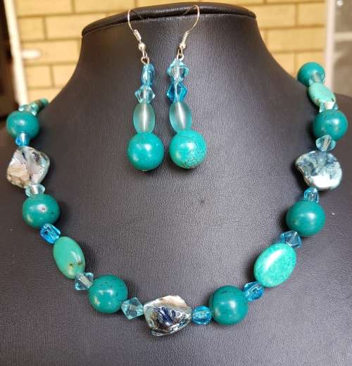 Gorgeous Turquoise Single String Necklace &  Earrings Set