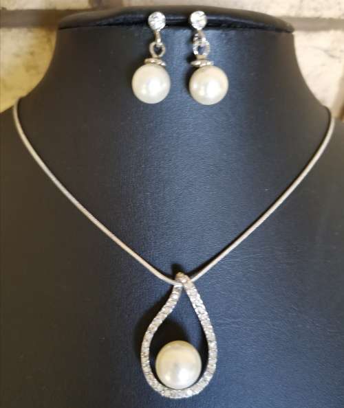Stunning Crystal Rhinestone & Pearl  Pendant Necklace Earrings Set