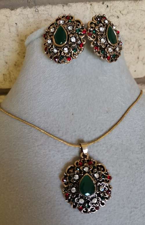 Emerald Green Retro Vintage Pendant Necklace Earrings Set