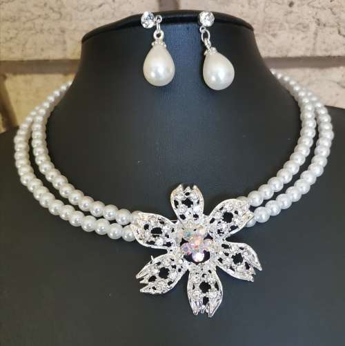 Lovely Crystal Rhinestone Flower &  Pearl  Pendant Necklace Earrings Set