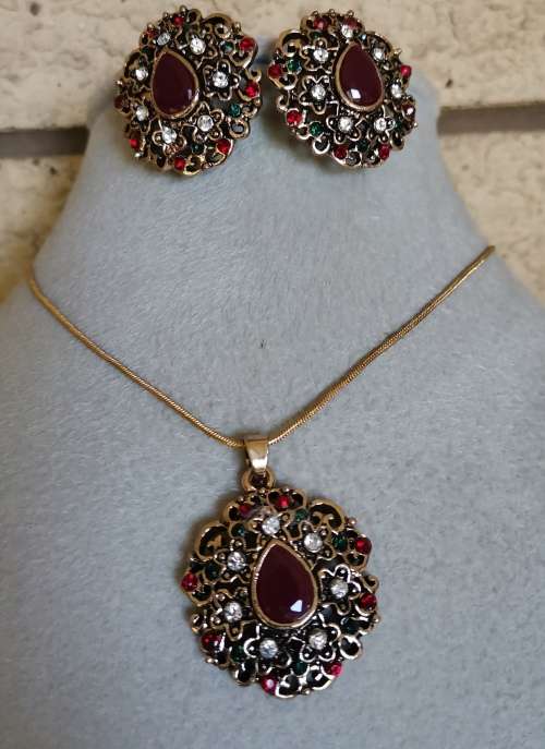 Red Retro Vintage Pendant Necklace Earrings Set