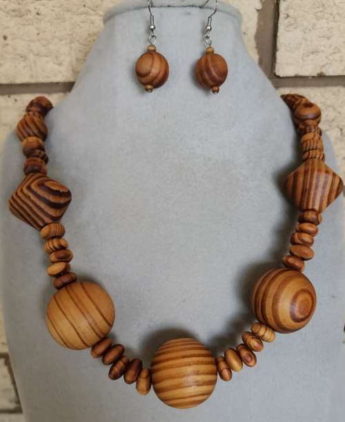 Fashionable Chunky Wood Beads Necklace & Earrings Set