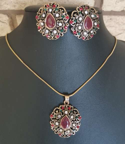 Retro Vintage Resin Garnet Pendant Necklace & Earrings Set