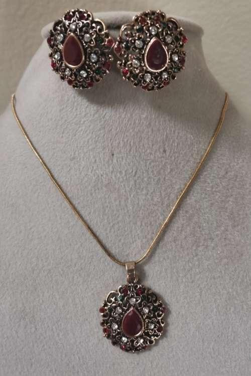 Retro Vintage Resin Garnet Pendant Necklace & Earrings Set
