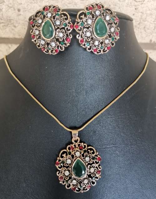 Retro Vintage Resin Emerald Pendant Necklace & Earrings Set