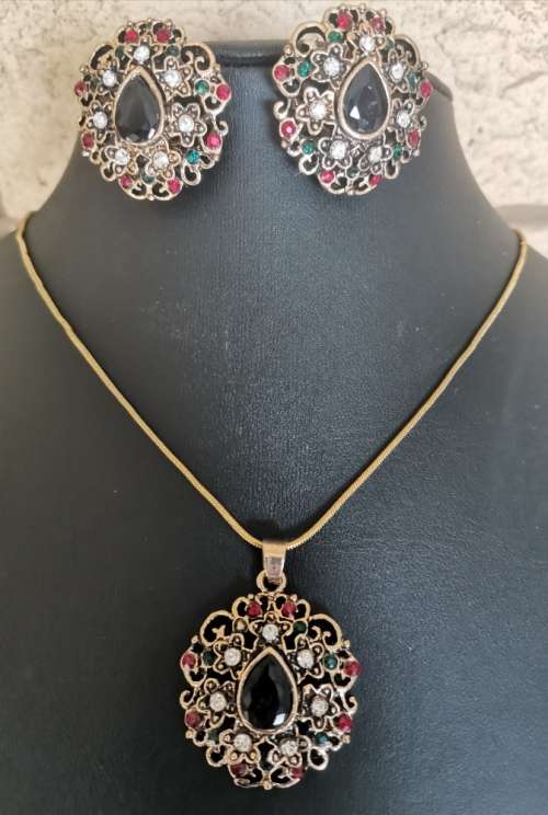 Retro Vintage Resin Onyx Pendant Necklace & Earrings Set
