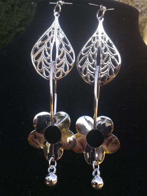 LOVELY SILVERTONE LIGHTWEIGHT DANGLE EARRINGS