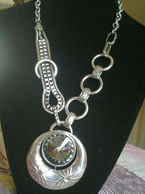 GORGEOUS TIBET SILVER ROUND PENDANT WITH CRYSTAL NECKLACE