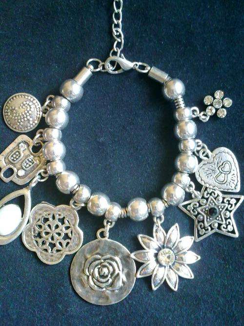 GEORGEOUS  TIBET SILVER 9 CHARMS  BRACELET