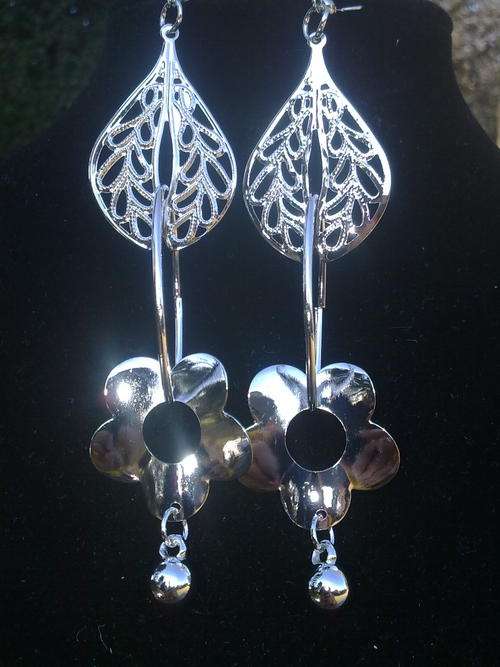 LOVELY SILVERTONE LIGHTWEIGHT DANGLE EARRINGS