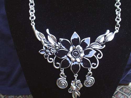 STUNNING!!!!!VINTORIO COLLECTION TIBETAN SILVER BLACK FLOWERS NECKLACE