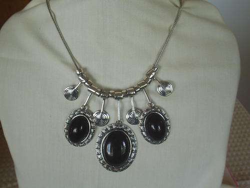 LOVELY VINTORIO COLLECTION TIBET SILVER BLACK OVAL STONE NECKLACE