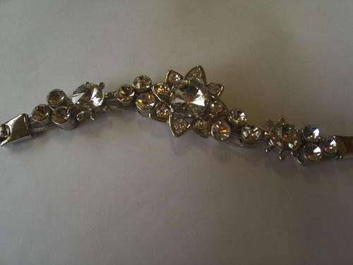 ***NEW*** GORGEOUS VINTORIO COLLECTION SILVER CRYSTAL FLOWER BRACELET