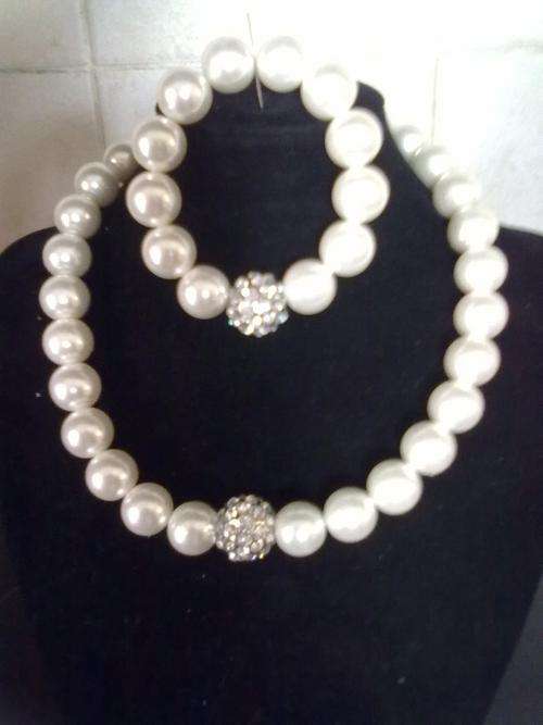 DEVINE VINTORIO COLLECTION FEAUX PEARLS, CRYSTAL NECKLACE & BRACELET SET