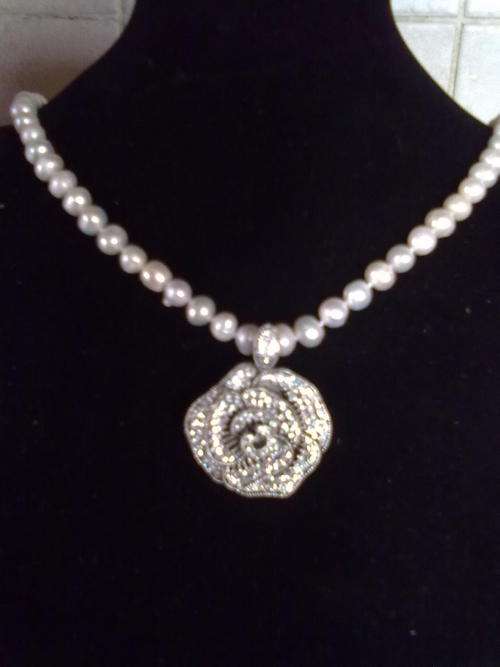 LOVELY VINTORIO COLLECTION GENUINE FRESHWATER PEARL & CZ ROSE PENDANT NECKLACE