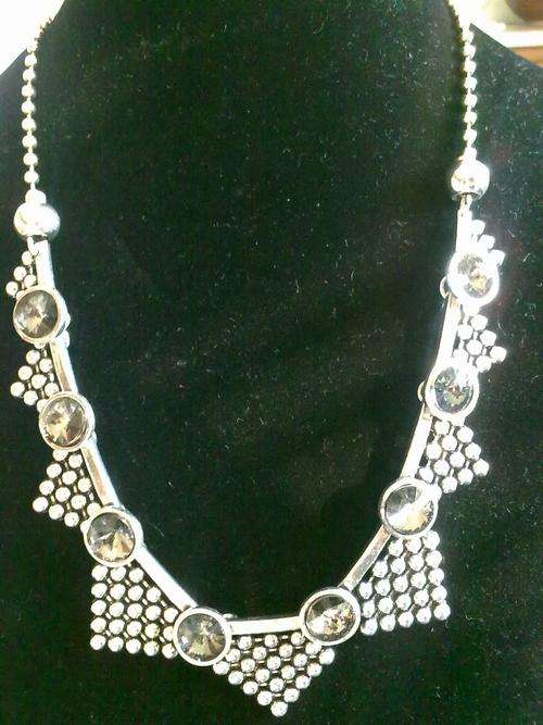 LOVELY VINTORIO COLLECTION TIBET SILVER CRYSTALS NECKLACE