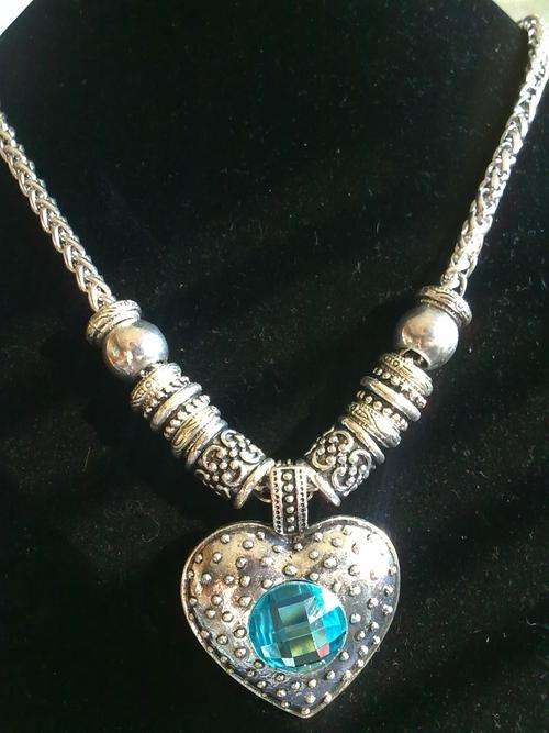 GORGEOUS VINTORIO COLLECTION TIBET SILVER BLUE CRYSTAL HEART PENDANT NECKLACE