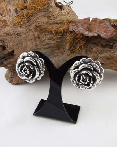 BEAUTIFUL VINTORIO COLLECTION TIBET SILVER DAINTY ROSE STUD EARRINGS