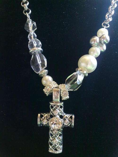 STUNNING VINTORIO COLLECTION TIBET SILVER CROSS & PEARLS NECKLACE