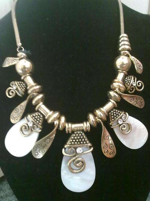 STUNNING VINTORIO COLLECTION PAUA SHELLS & CRYSTALS NECKLACE