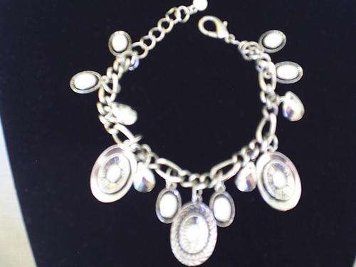 LOVELY VINTORIO COLLECTION TIBET SILVER WHITE STONE OVALS BRACELET