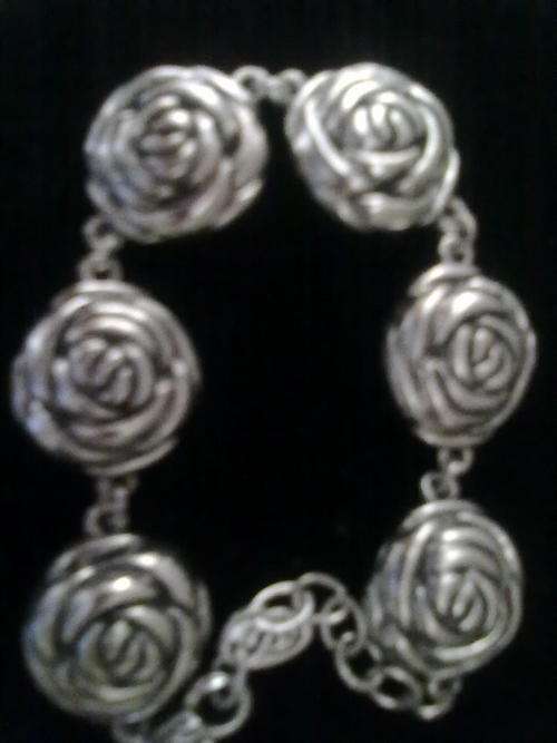 Stunning Vintorio CollectionTibet Silver 6 Roses Bracelet