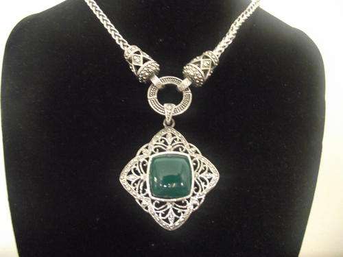 GORGEOUS VINTORIO COLLECTION GREEN PENDANT & NECKLACE
