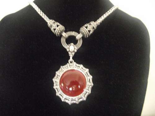 BEAUTIFUL VINTORIO COLLECTION ROUND RED PENDANT & NECKLACE