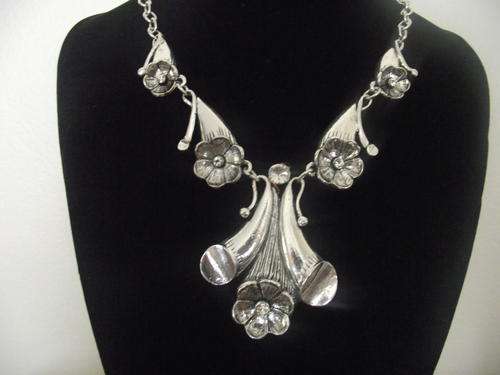 GORGEOUS VINTORIO COLLECTION FLOWERS, CRYSTAL NECKLACE