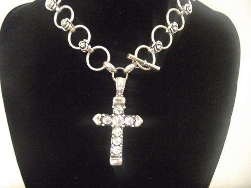 GORGEOUS VINTORIO COLLECTION CROSS PENDANT & NECKLACE