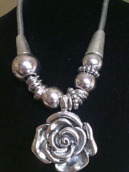 GORGEOUS CHUNKY VINTORIO COLLECTION TIBET SILVER ROSE NECKLACE