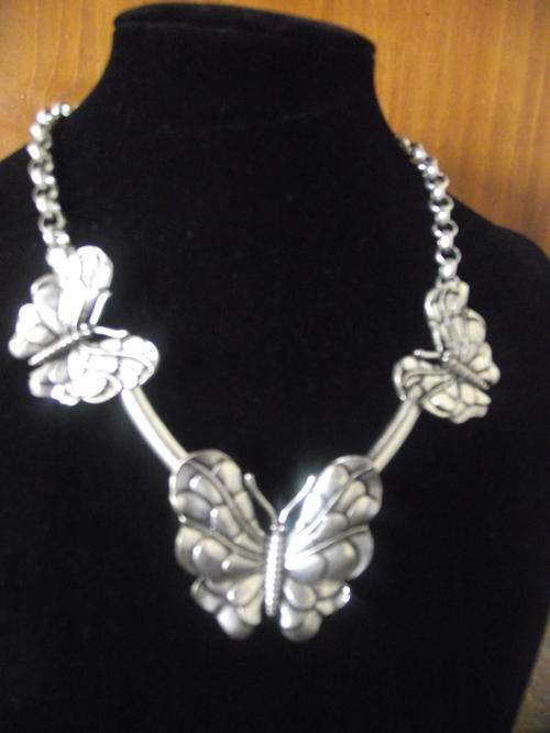 Stunning Tibetan Silver Vintorio Collection 3 Butterflies Necklace