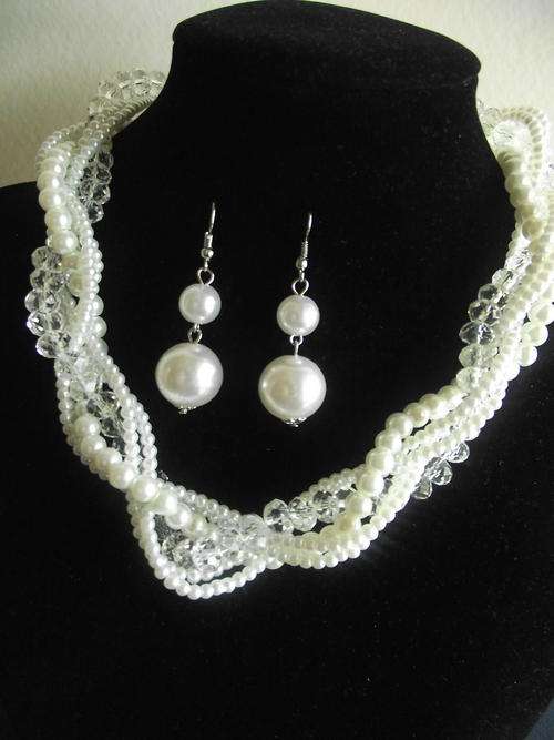 GORGEOUS VINTORIO COLLECTION FEAUX PEARS & CRYSTALS NECKLACE & EARRINGS SET