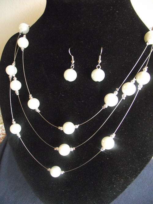 STUNNING VINTORIO COLLECTION TIBET SILVER WHITE FLOATING FEAUX PEARLS NECKLACE & EARRINGS SET