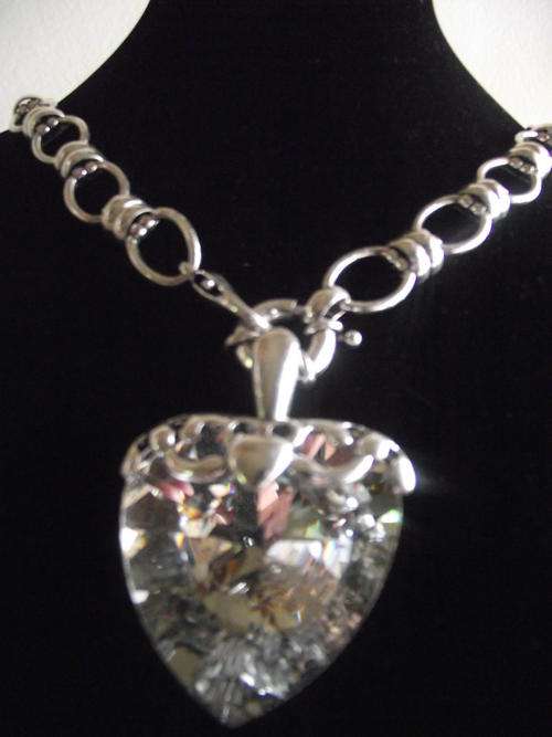 BEAUTIFUL VINTORIO COLLECTION TIBET SILVER CLIP ON CRYSTAL PENDANT NECKLACE
