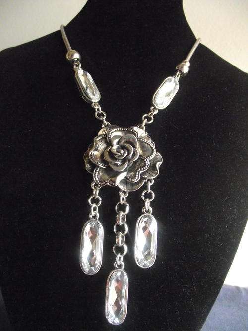 GORGEOUS VINTORIO COLLECTION TIBET SILVER  DANGLE  FLOWER & CRYSTALS PENDANT NECKLACE