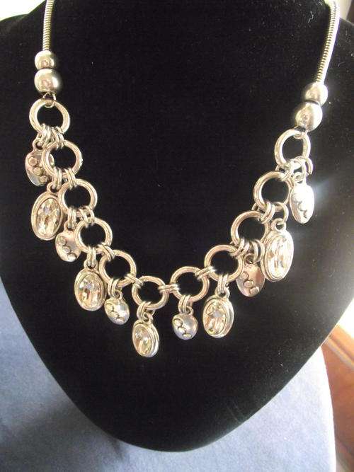 STUNNING VINTORIO COLLECTION TIBET SILVER OVAL CRYSTALS NECKLACE