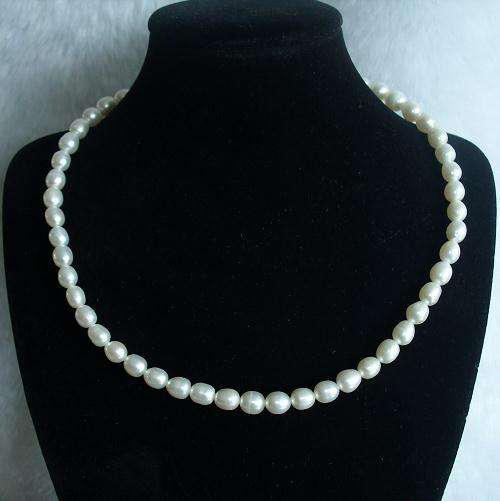 LOVELY VINTORIO COLLECTION BEAN SHAPED FRESHWATER PEARL NECKLACE