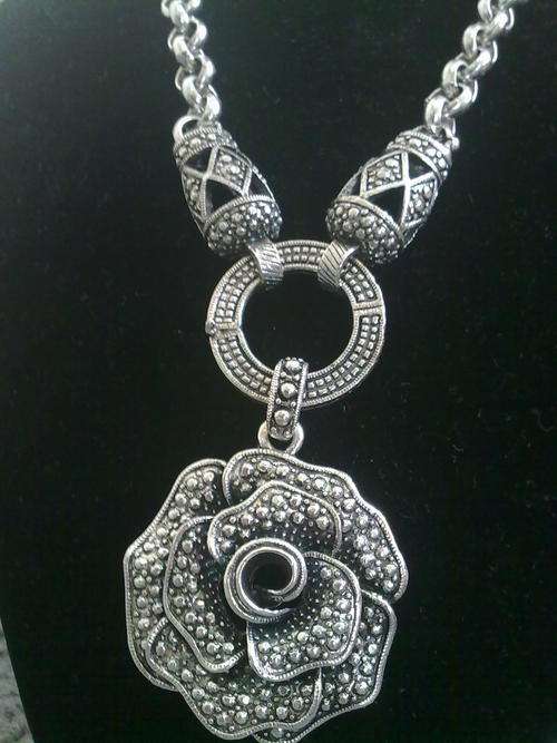 GORGEOUS VINTORIO COLLECTION ROSE PENDANT & NECKLACE WITH WEAVE CHAIN