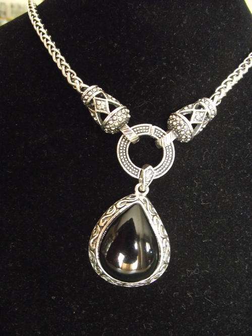 STUNNING VINTORIO COLLECTION BLACK PENDANT NECKLACE