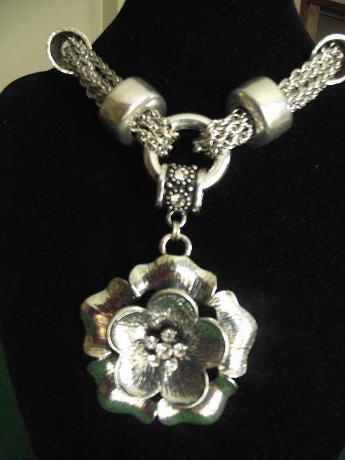 STUNNING CHUNKY VINTORIO COLLECTION TIBET SILVER ROUND CRYSTAL FLOWER NECKLACE