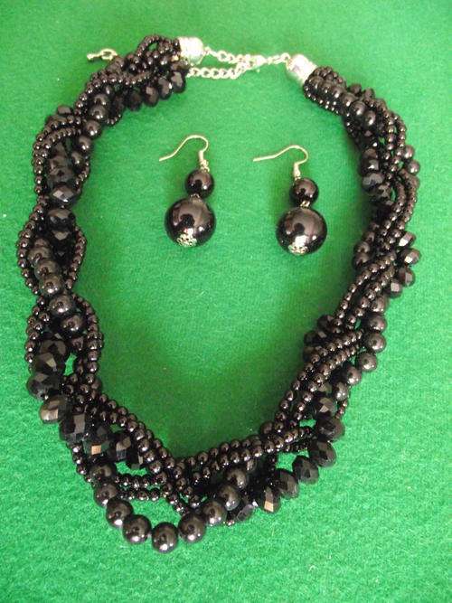 GORGEOUS VINTORIO COLLECTION BLACK FEAUX PEARLS & CRYSTALS NECKLACE & EARRINGS SET