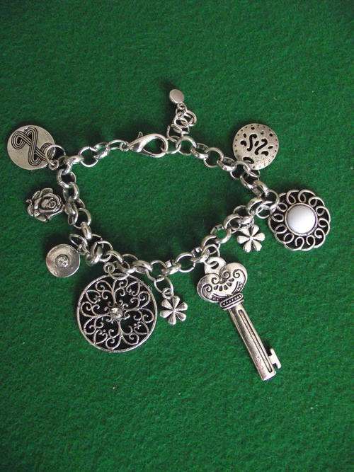 STUNNING VINTORIO COLLECTION TIBETAN SILVER KEY & FILLIGREE CHARMS BRACELET