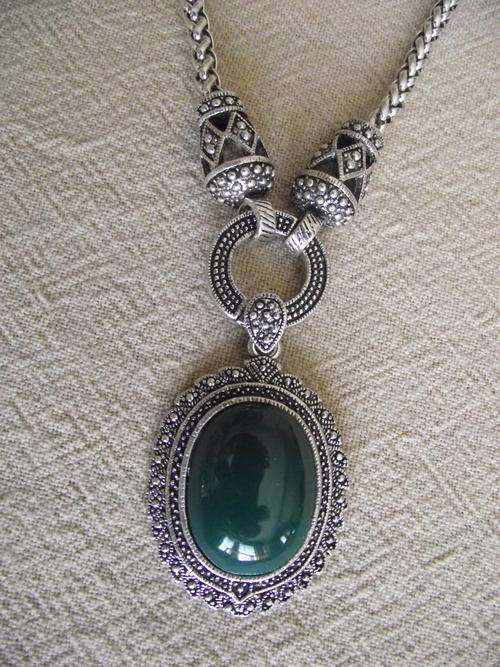 STUNNING TIBETAN SILVER EMERALD GREEN PENDANT NECKLACE