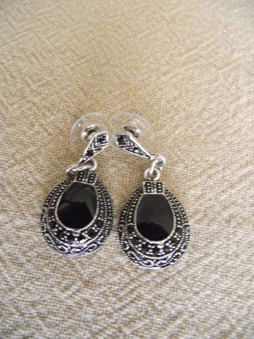 STUNNING VINTORIO COLLECTION FEAUX ONYX DANGLE EARRINGS