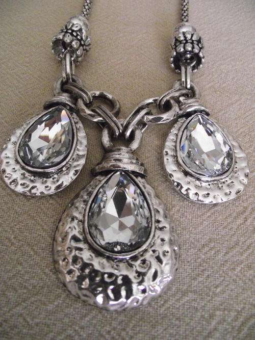GORGEOUS VINTORIO COLLECTION TIBET SILVER 3 OVAL CRYSTALS NECKLACE