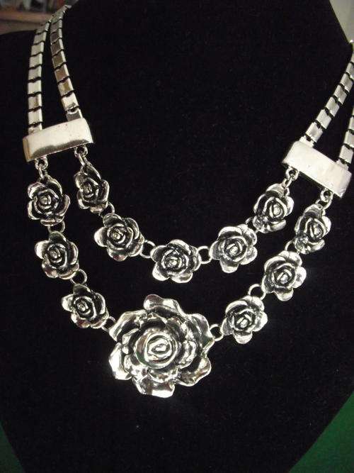 STUNNING VINTORIO COLLECTION TIBET SILVER DOUBLE ROW ROUND FLOWER NECKLACE